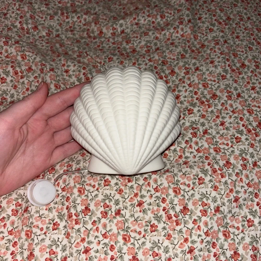 Shell Shaped Night Light - Picture 2 of 3